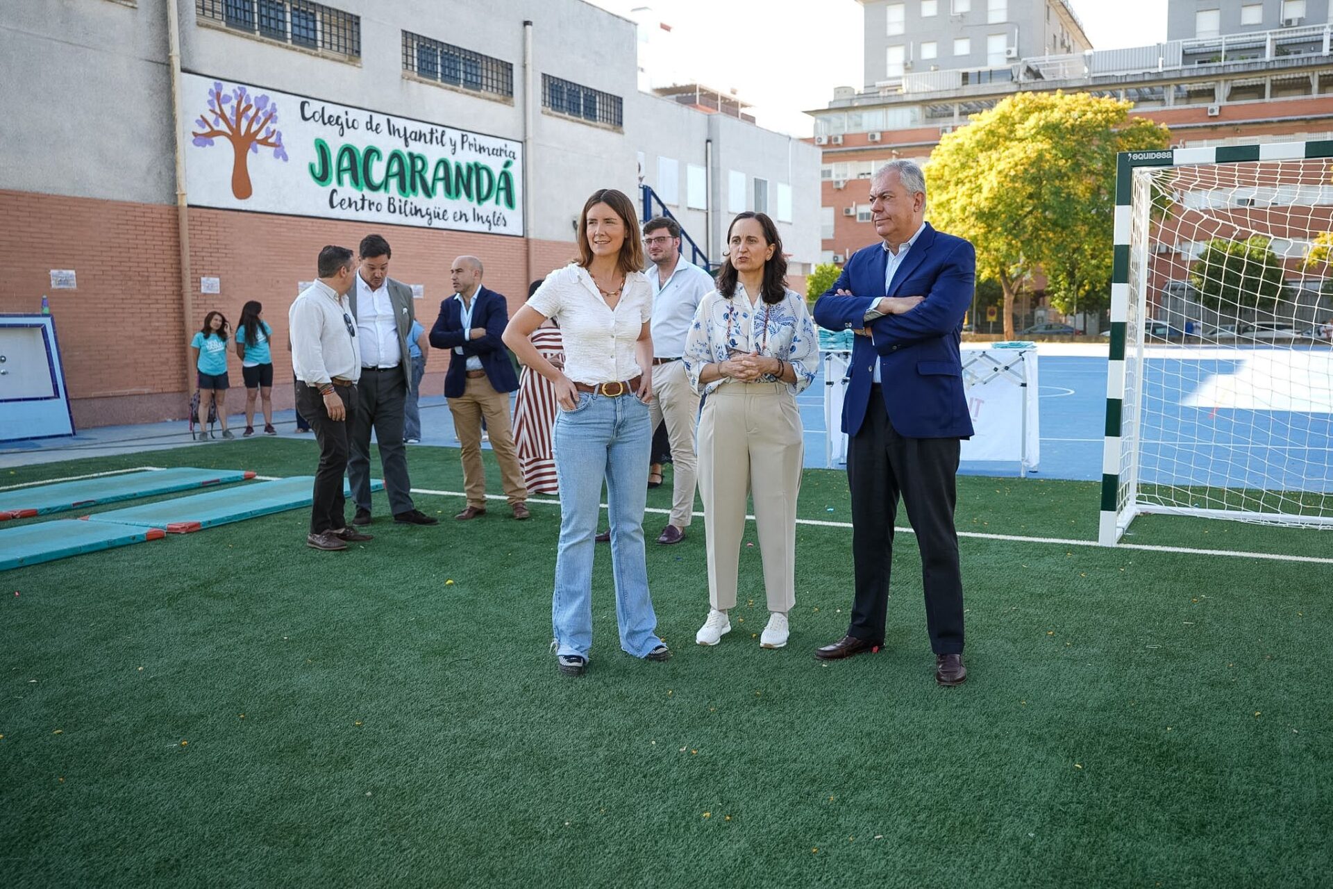 El Gobierno de Sanz transforma las pistas del CEIP Jacarandá de Sevilla Este convirtiéndolas en un referente de la renovación de los colegios públicos