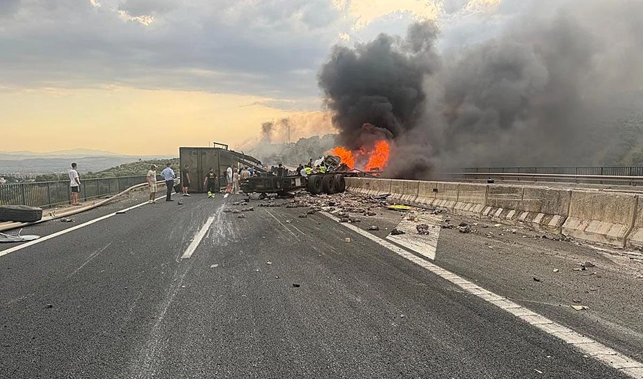 El choque de dos camiones ayer en la A-92 provocó el corte de la autovía y varios heridos