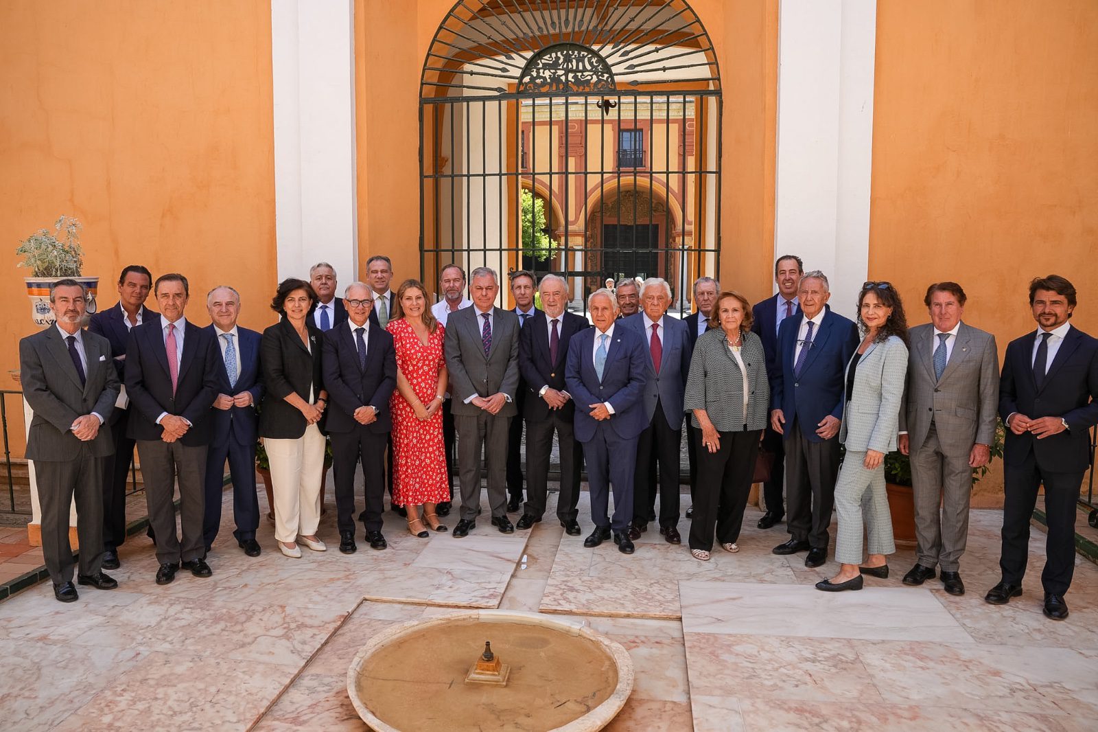 El alcalde Sanz recibe en el Real Alcázar a la Real Fundación Andalucía-América