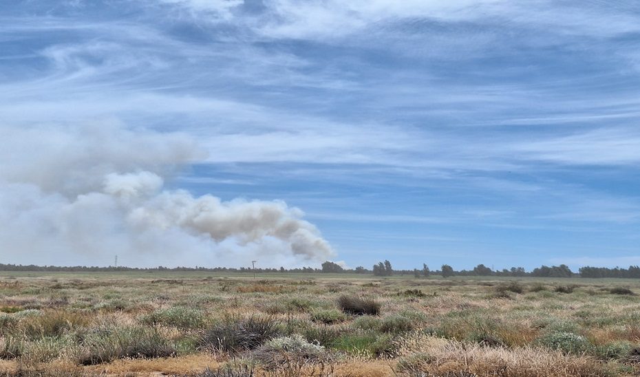 ¿Por qué sigue saliendo tanto humo del incendio forestal de Gibraleón si apenas hay llama?
