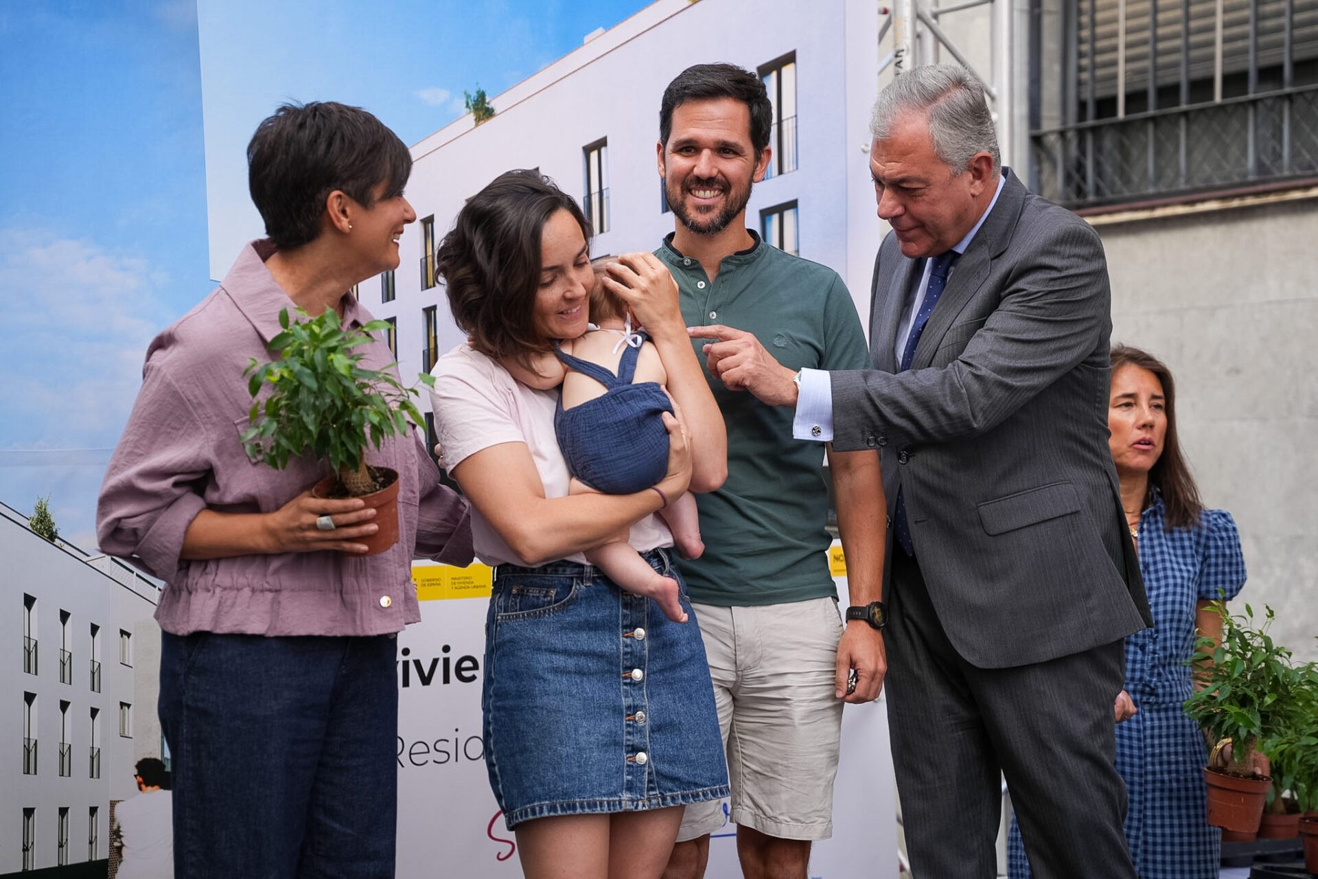 El alcalde Sanz entrega las llaves de las 16 viviendas de la promoción de Emvisesa La María, donde el Ayuntamiento ha invertido 1 560 842,69 euros
