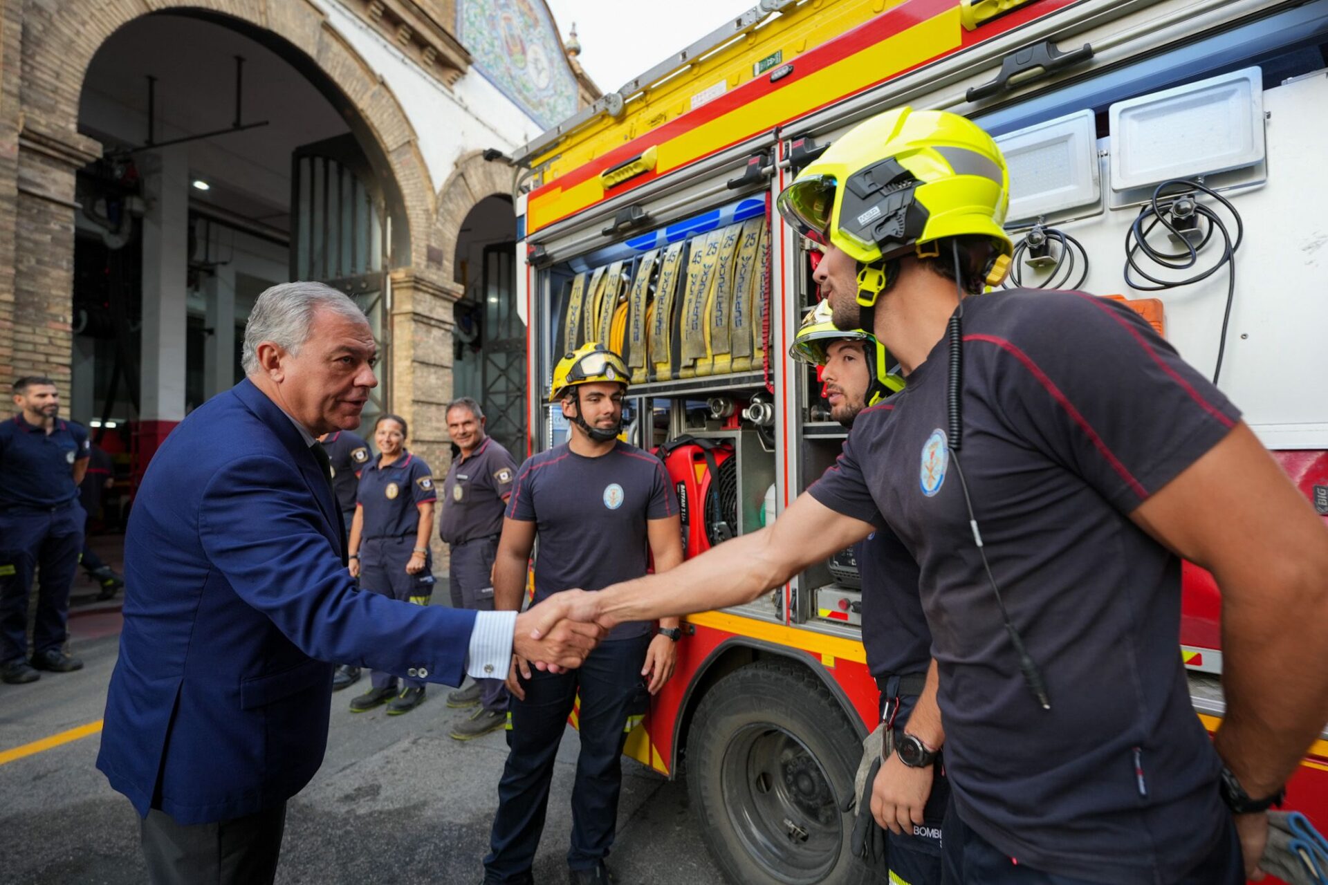 La Junta de Gobierno Local aprueba más de 1,7 millones de euros en dotación para la Policía y casi medio millón para un nuevo vehículo de Bomberos