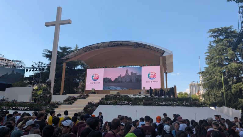 El Papa León XIV reunió a miles de jóvenes en una multitudinaria vigilia de oración