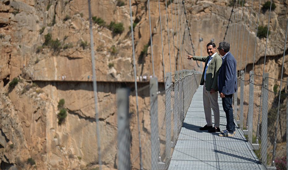 Moreno inaugura el puente colgante del Caminito del Rey, «ejemplo de turismo responsable y sostenible»