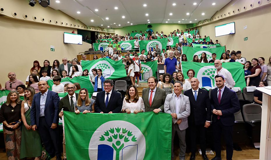 Un total de 16 centros docentes reciben la Bandera Verde por su compromiso con la educación ambiental