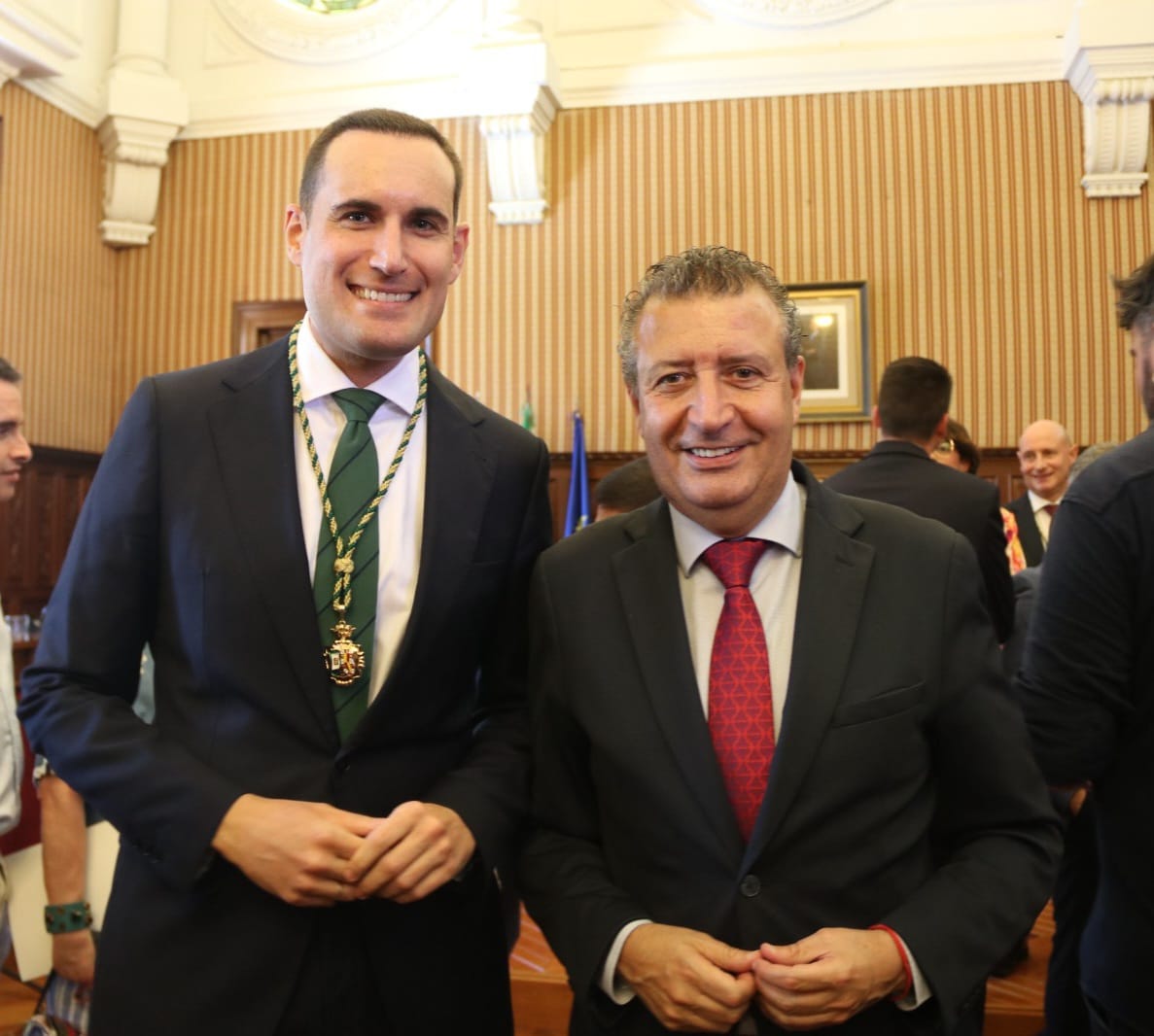 Javier Fernández felicita a Juan Latorre tras su toma de posesión como nuevo presidente de la Diputación de Jaén