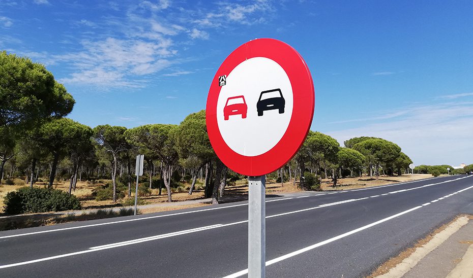 La Junta renueva por 14 millones la señalización y las barreras de seguridad de las carreteras andaluzas