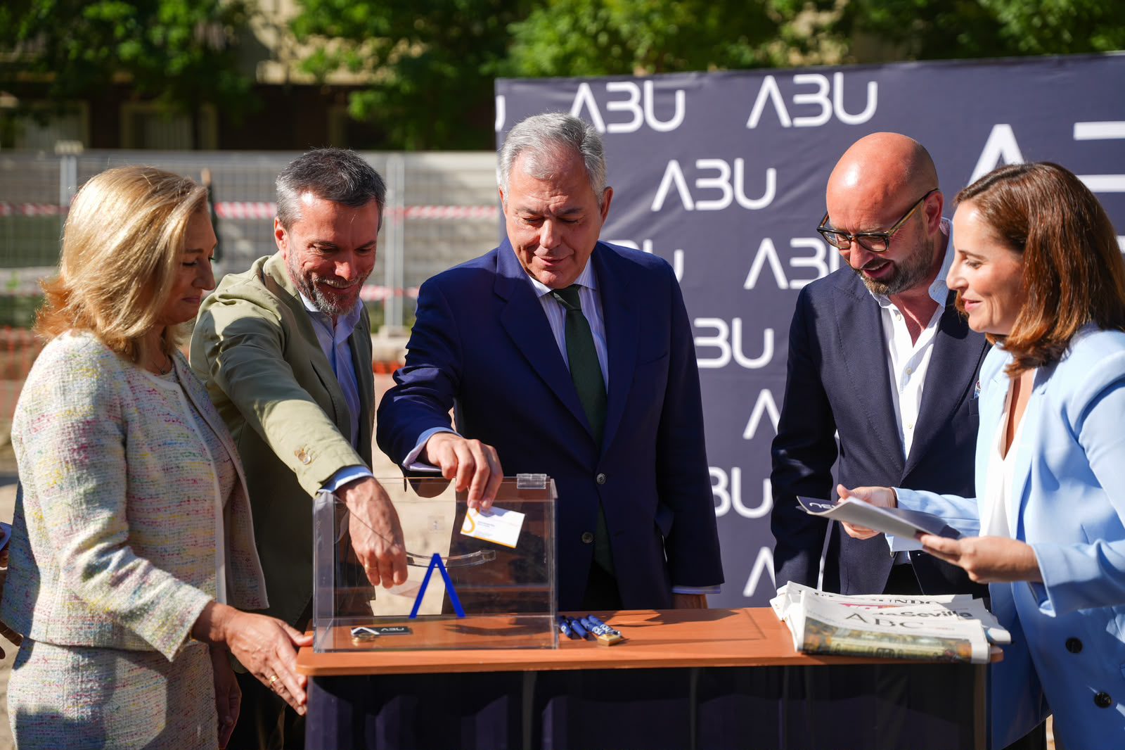 El alcalde de Sevilla destaca el momento histórico que vive la ciudad en materia de vivienda durante el acto de colocación de la primera piedra del residencial El Prado