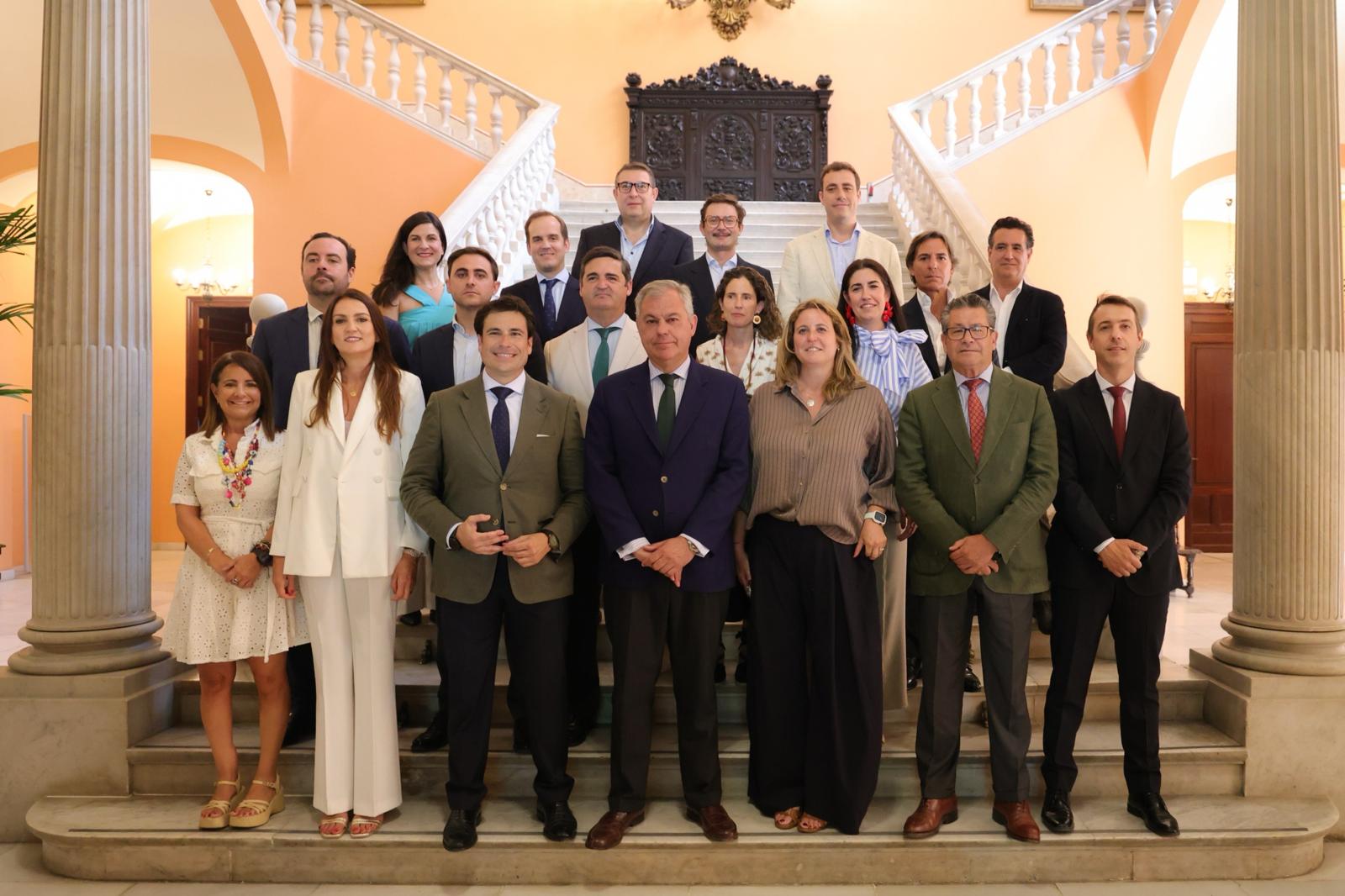 El alcalde Sanz recibe en el Ayuntamiento a la nueva junta directiva de ASET y reafirma el compromiso municipal con el sector turístico