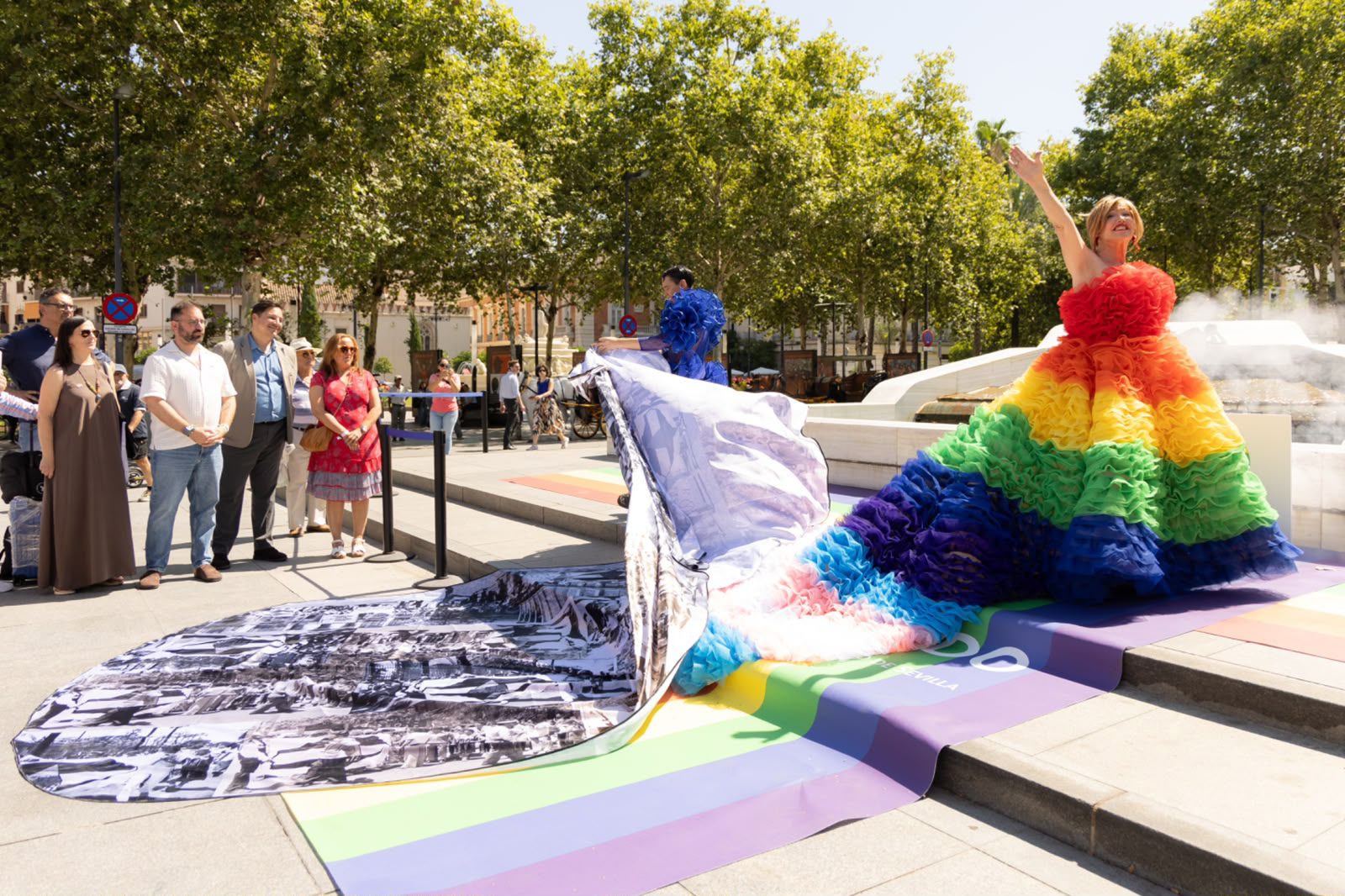 El Ayuntamiento homenajea a las pioneras del activismo LGTBIQ+ con una performance del diseñador José Perea