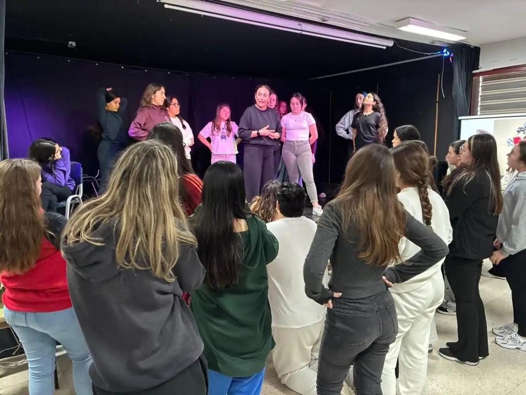 El proyecto de Arte y Educación ‘Universo EVA’ culmina en Estepona con una creación colectiva inspirada en el viaje del mantón de Manila