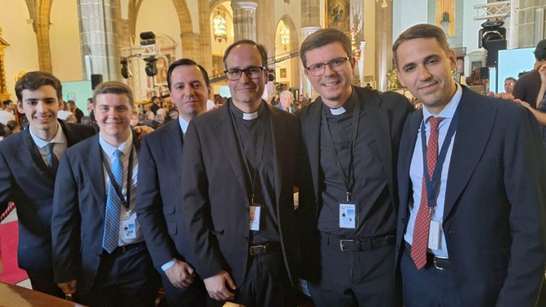 Los seminaristas sevillanos acolitan en la misa del Papa en Las Palmas