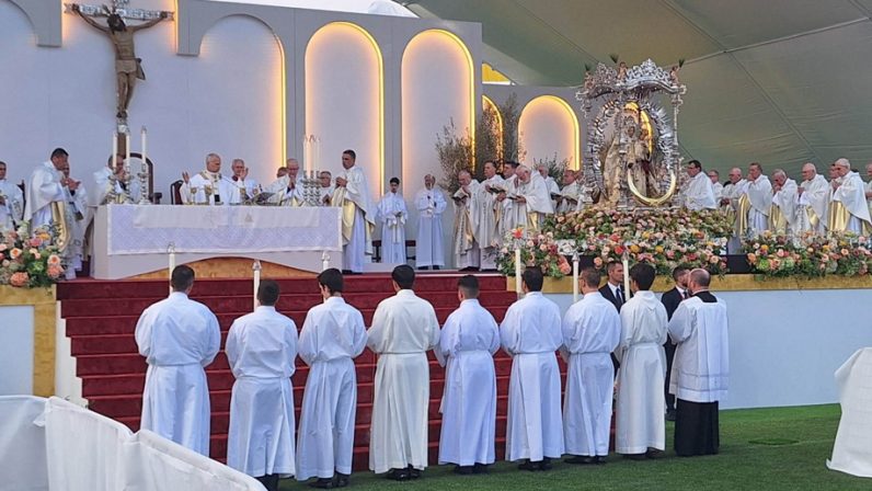 Cuatro seminaristas sevillanos cuentan su experiencia como acólitos en la misa del papa León XIV en su paso por la diócesis de Canarias