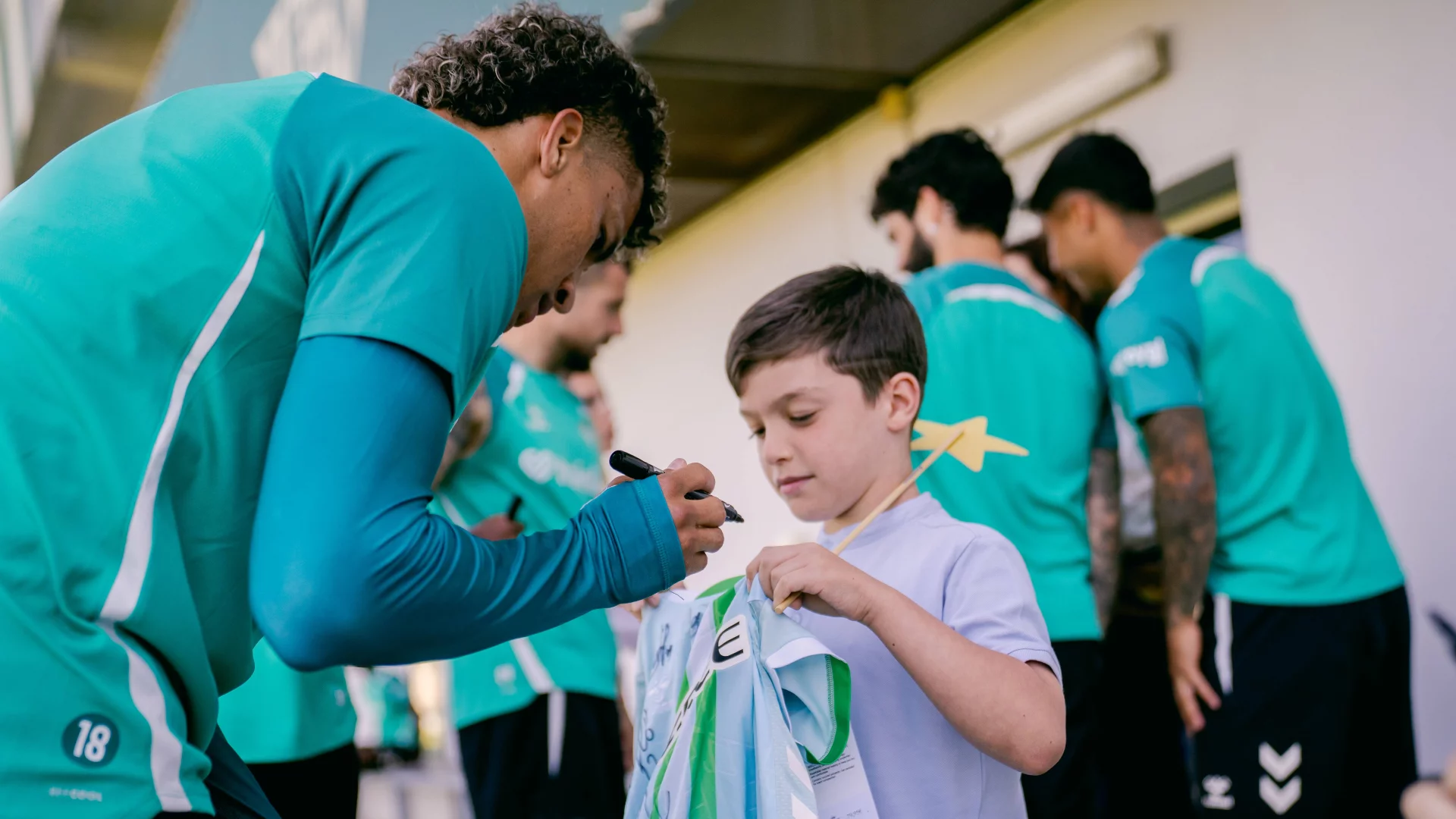 El deseo verdiblanco de Daniel se hace realidad junto a los jugadores del Real Betis