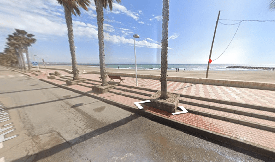 Muere una menor en la playa de Costacabana, en Almería