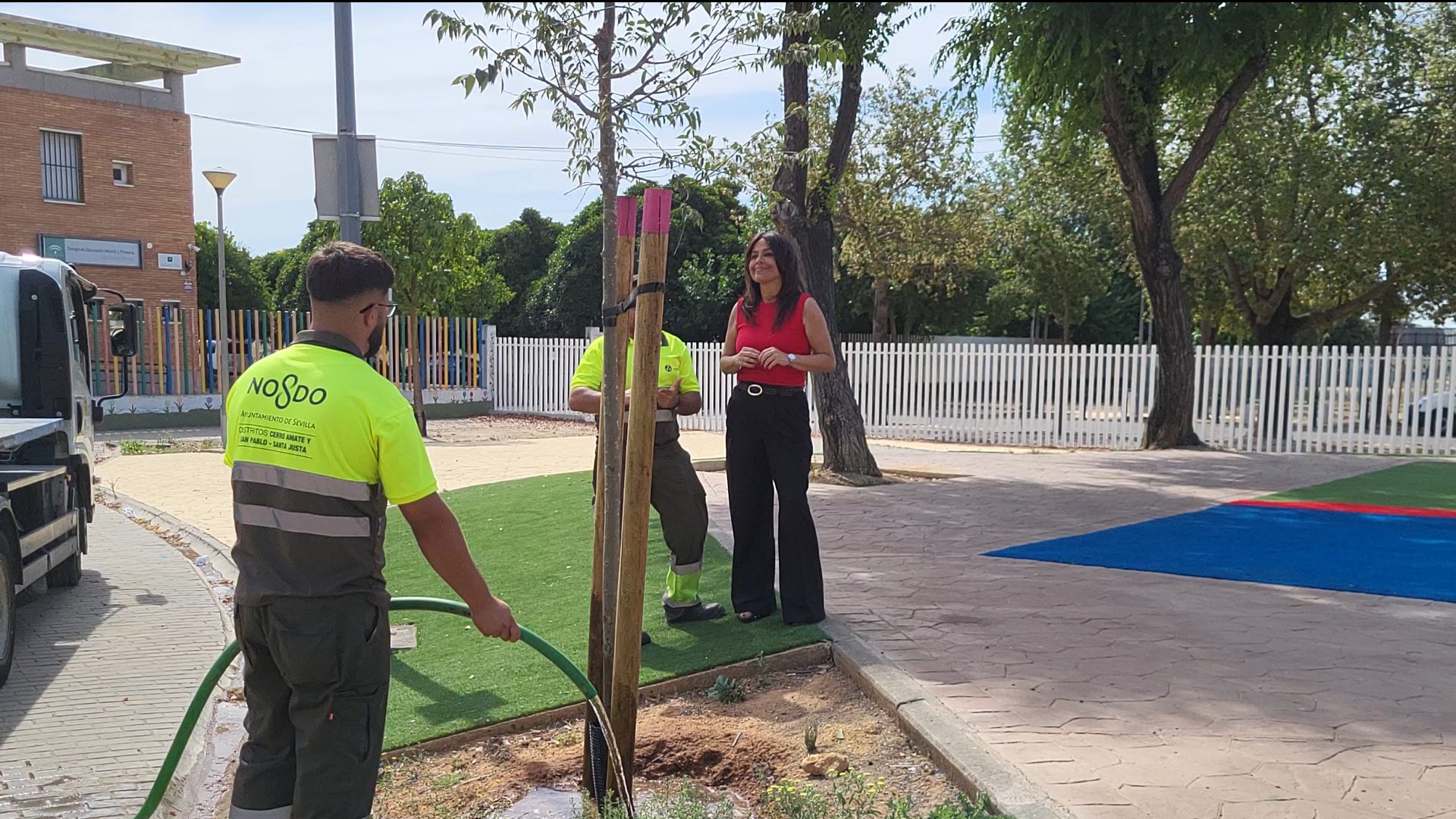 El Ayuntamiento realiza riegos de consolidación en más de 6.200 árboles de nueva plantación para favorecer su arraigo