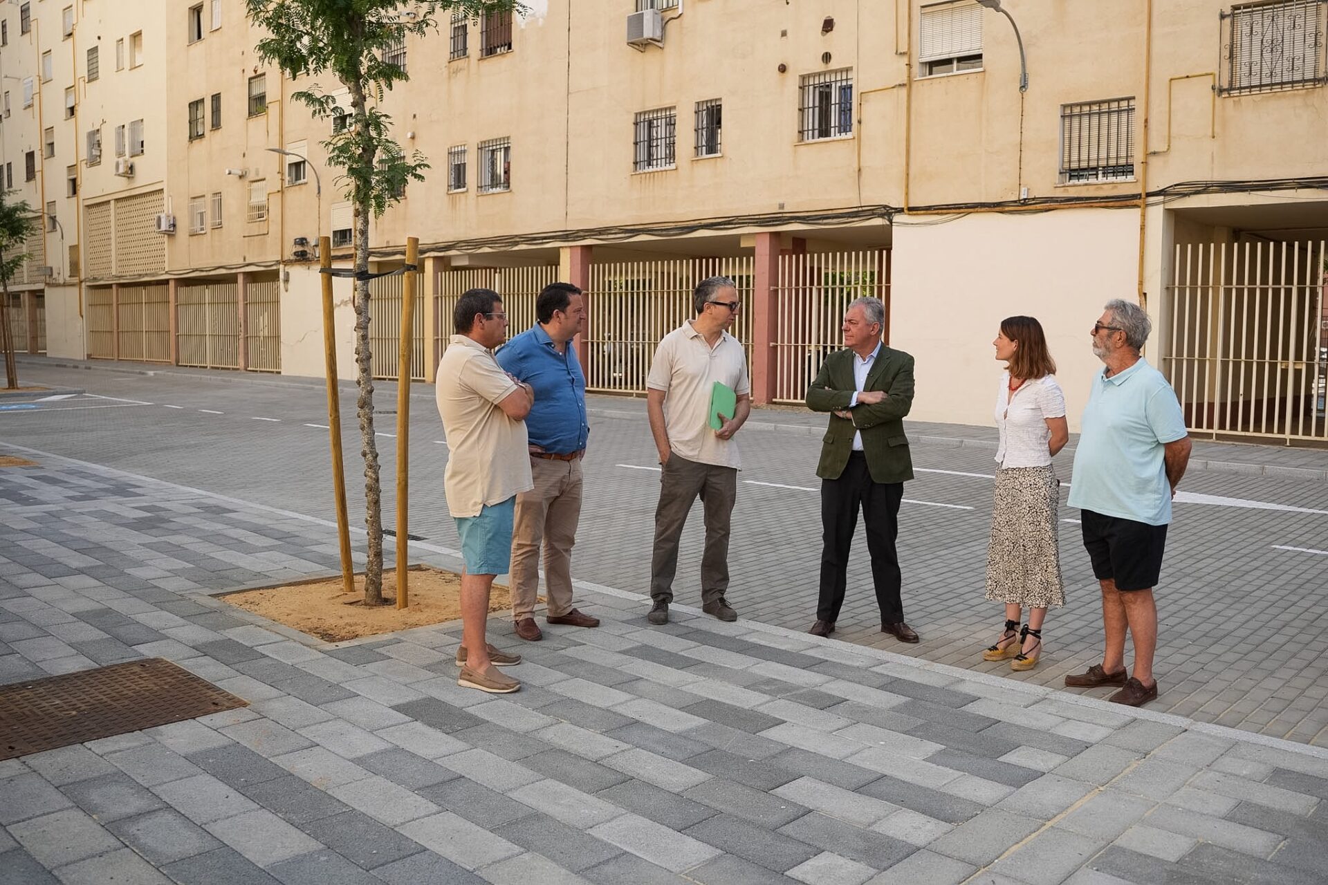 El Ayuntamiento asfalta arterias del Tiro de Línea y trasforma un espacio libre abandonado, dotándolo de arbolado, luminarias y nueva zona de aparcamiento