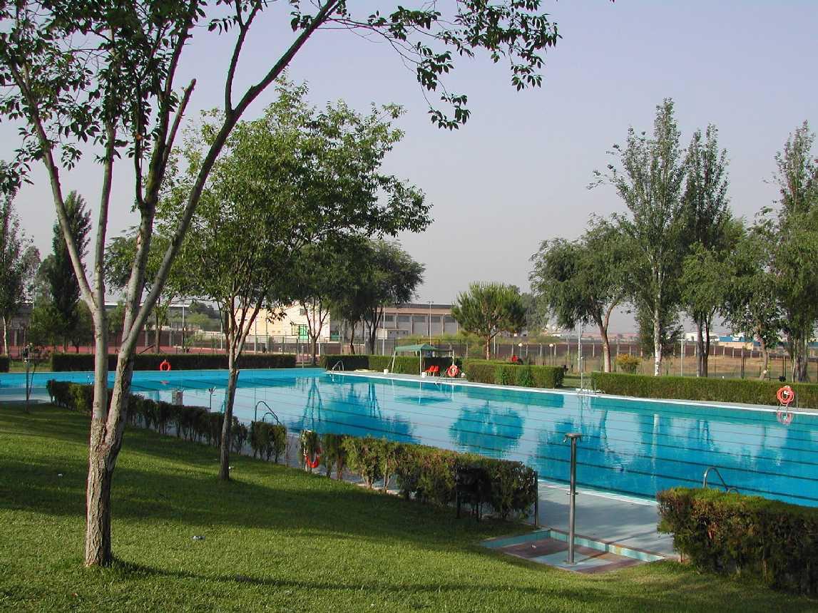 La Diputación abre este jueves el plazo de reserva del bonos para la temporada estival 2026 de la piscina del CEP Blanco White