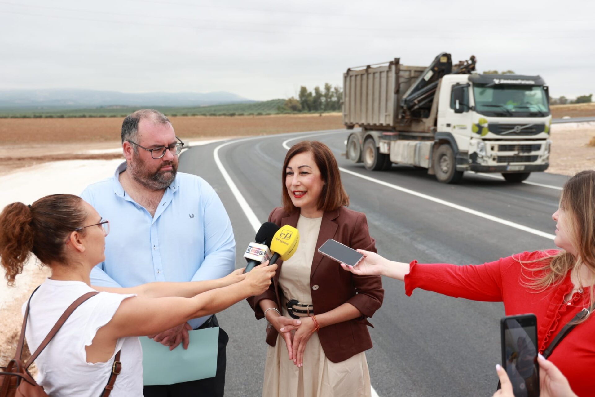 Teresa Jiménez y el alcalde de El Rubio en la apertura del último tramo de la Ronda de Circunvalación, que evitará el tráfico pesado en el casco urbano