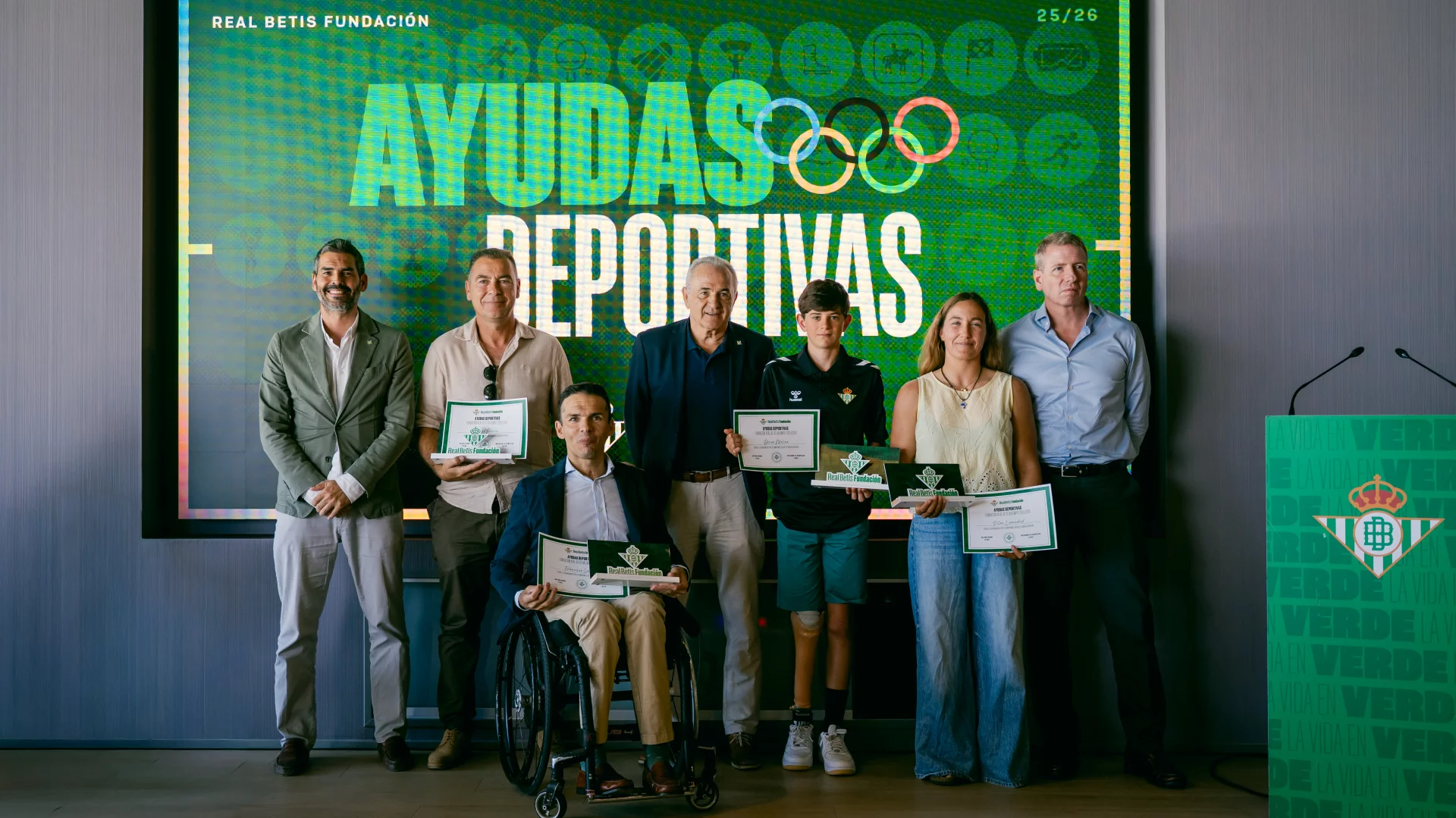 Pilar Lamadrid, Hugo Franco, Óscar Molino y Francisco Salinas reciben las V Ayudas Deportivas de la Fundación Real Betis Balompié