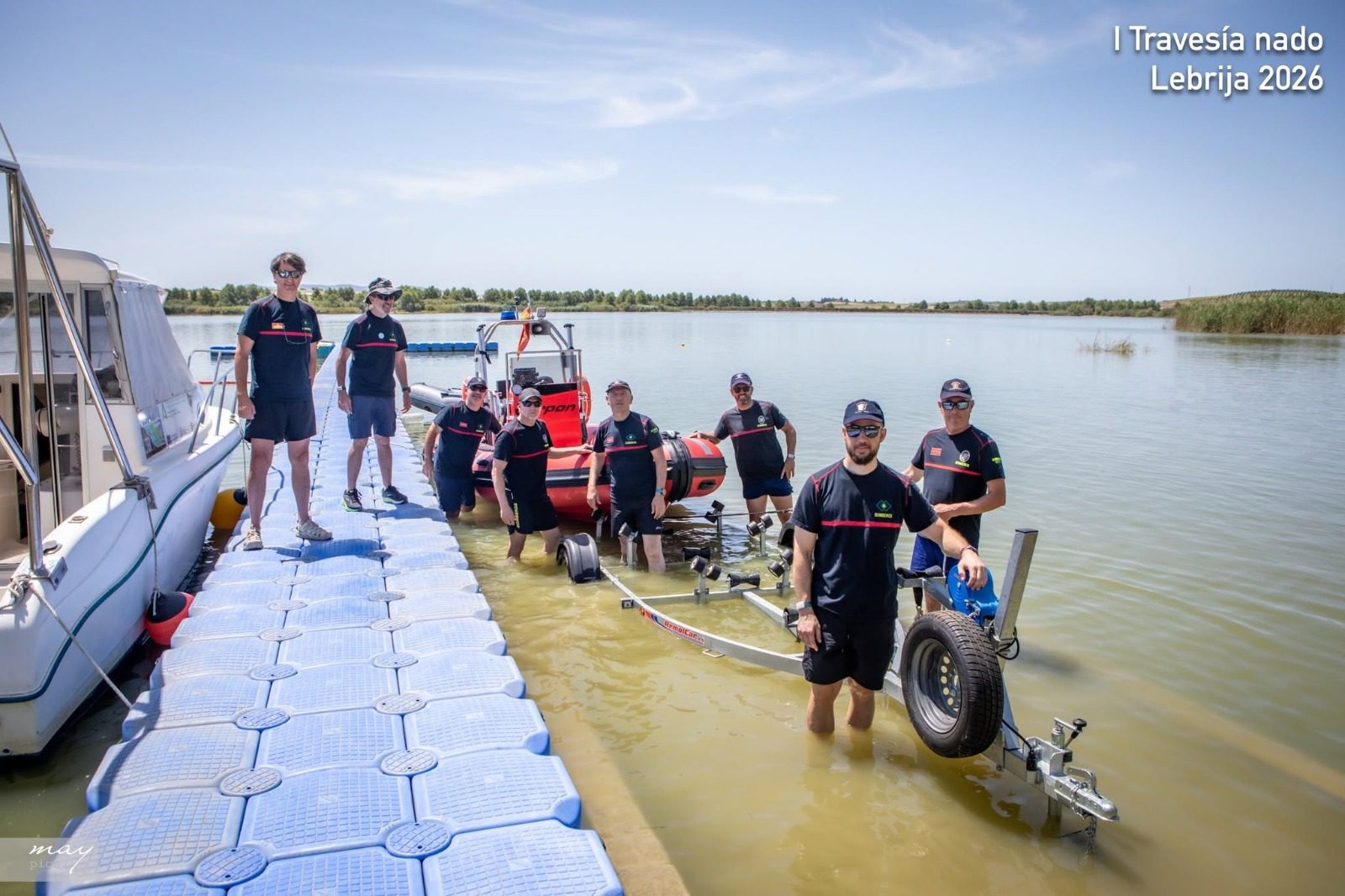 Bomberos del Parque de Lebrija colaboran en la I Travesía a nado en aguas abiertas ‘Ciudad de lebrija’, organizada por la Fundación Vicente Ferrer y el Ayuntamiento