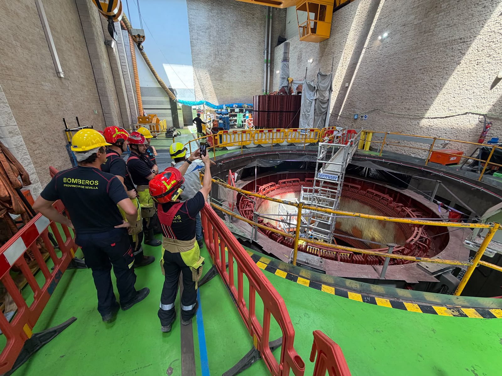 Personal del Consorcio de Bomberos conoce los protocolos internos de emergencia en la Central Hidroeléctrica de Guillena