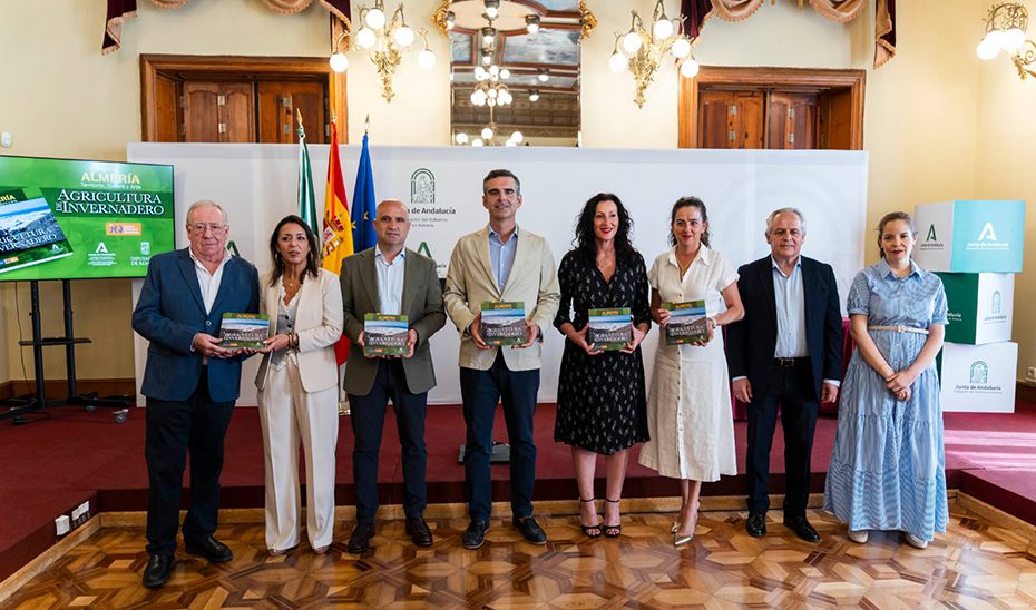Junta y Diputación de Almería editan una guía sobre «el éxito» de la agricultura de invernadero