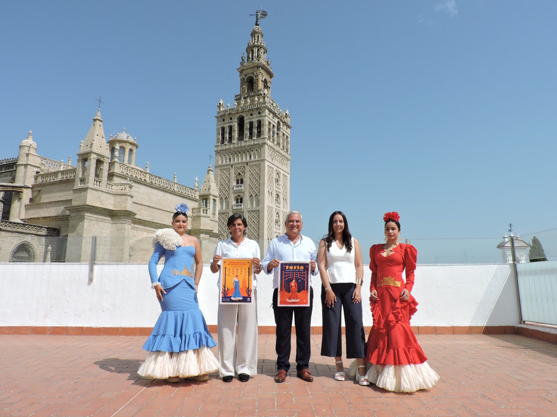 El alcalde de Villanueva del Río y Minas presenta el cartel y la revista de la Feria y de las Fiestas Patronales de la localidad
