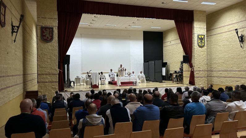 El arzobispo confirmará esta tarde a seis privados de libertad del Centro Penitenciario Sevilla II (Morón de la Frontera)