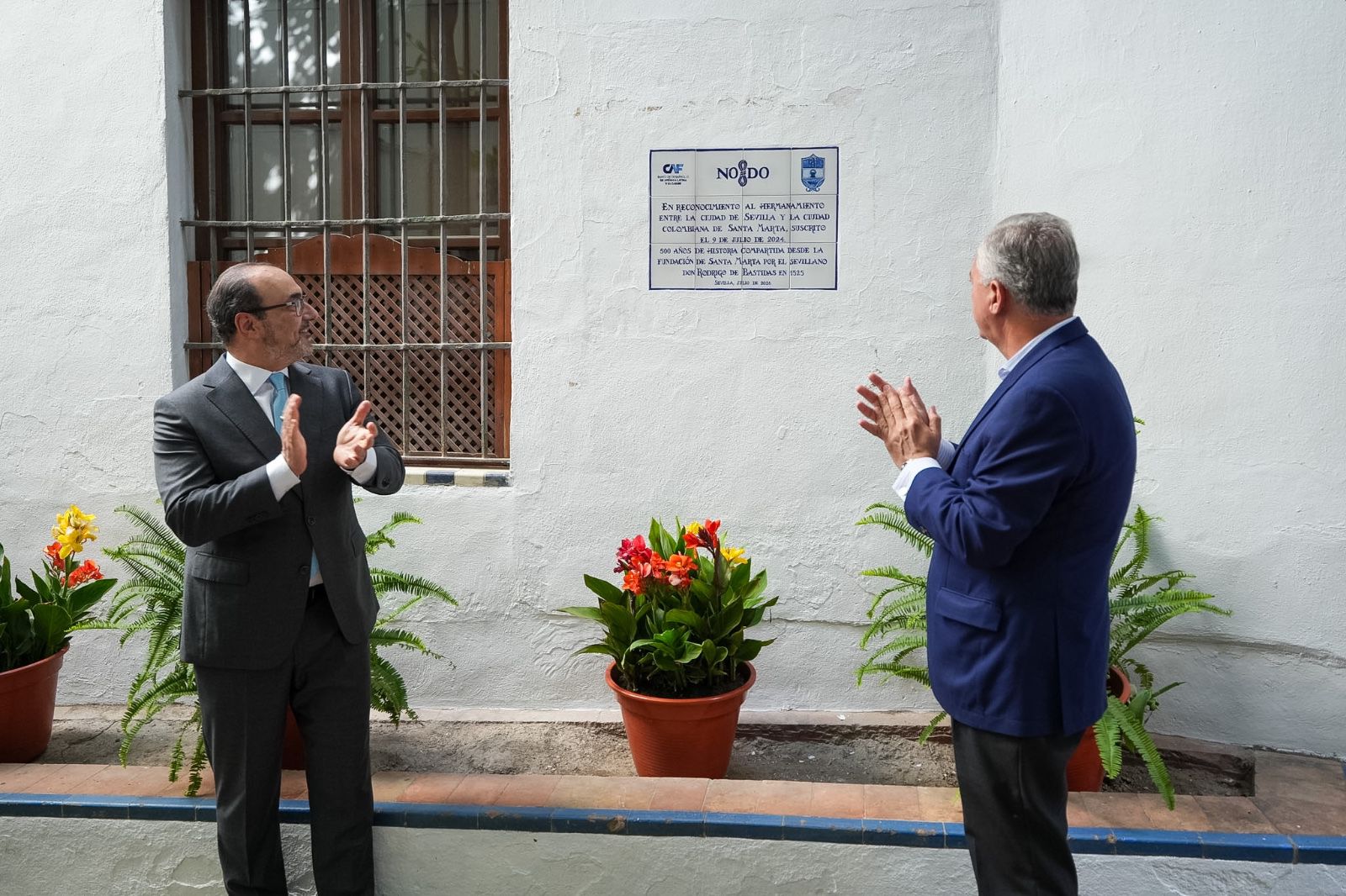 El alcalde Sanz inaugura una placa que refleja el hermanamiento entre las ciudades de Sevilla y Santa Marta
