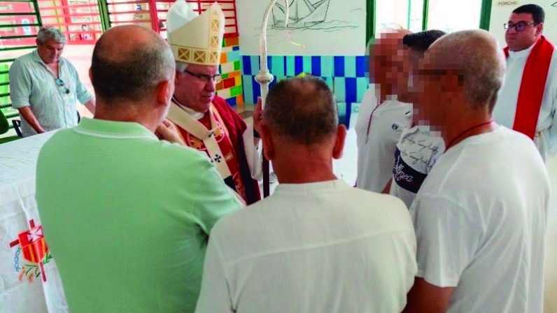 El arzobispo confirmó a cinco privados de libertad del Centro Penitenciario Sevilla II (Morón de la Frontera)