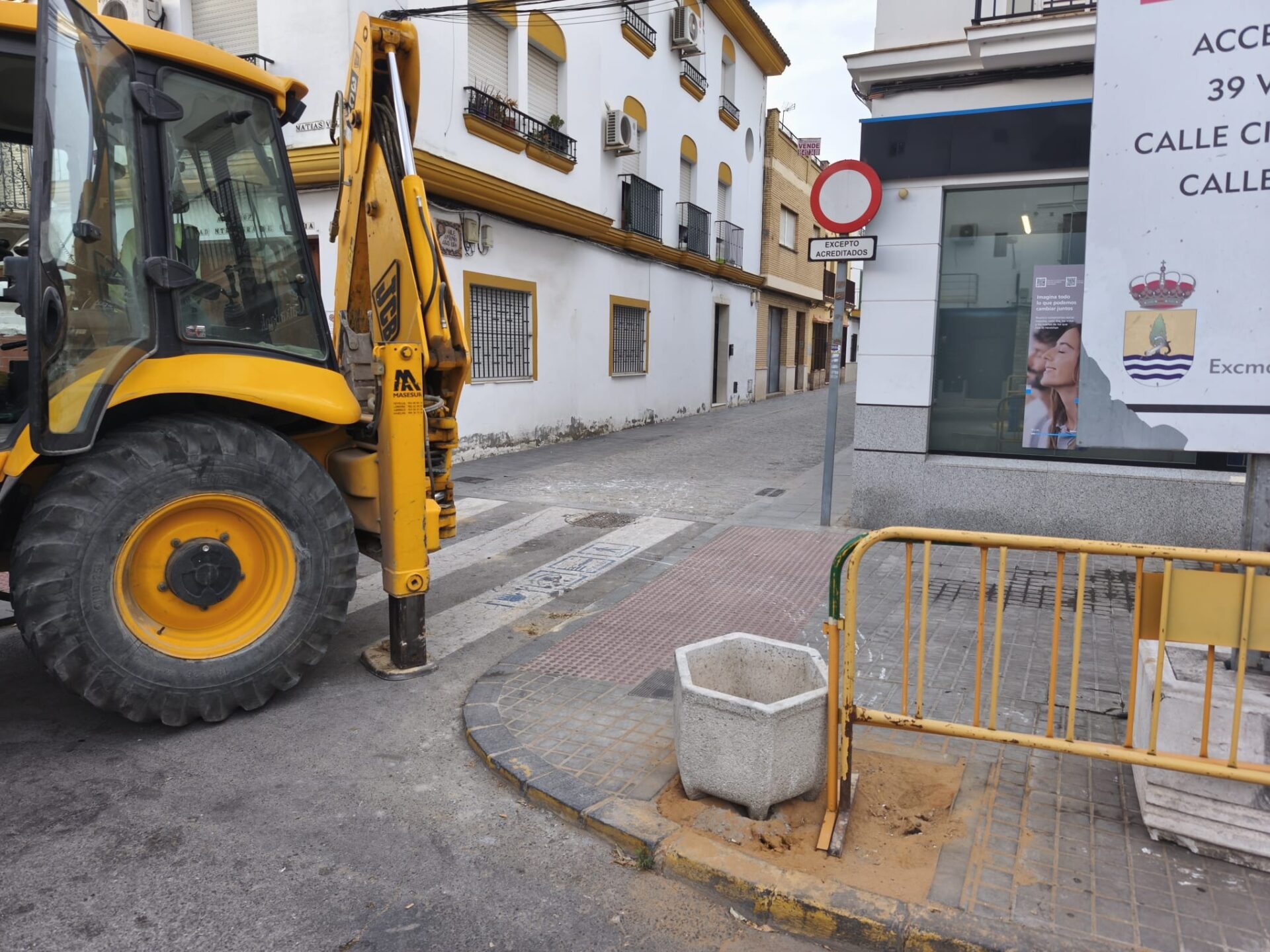 Finalizan las obras de mejora del acerado de la calle Antonio Abad Lora y queda restablecida la circulación