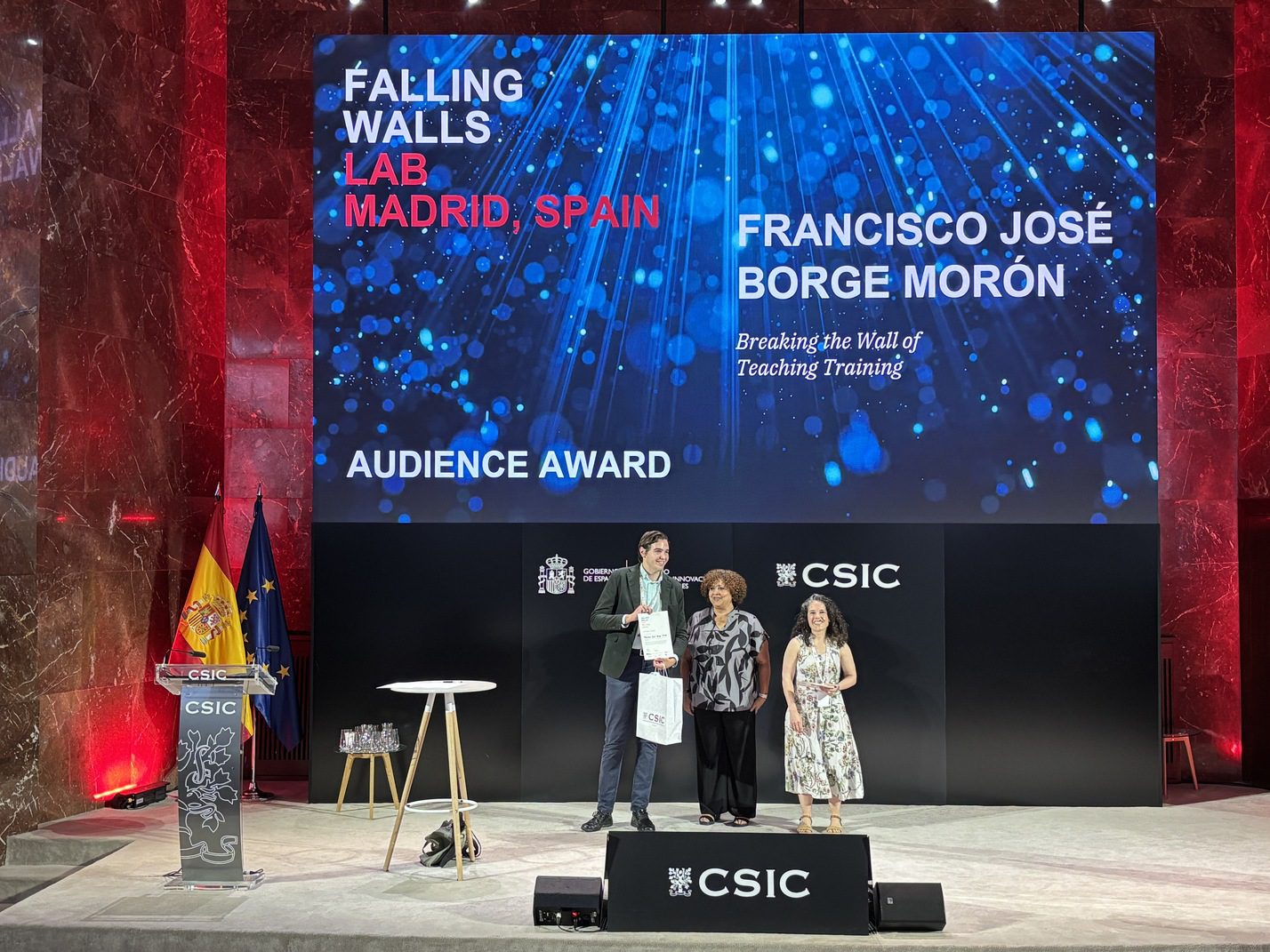 El profesor Francisco José Borge recibe el premio del público en el Falling Walls Lab Madrid Spain