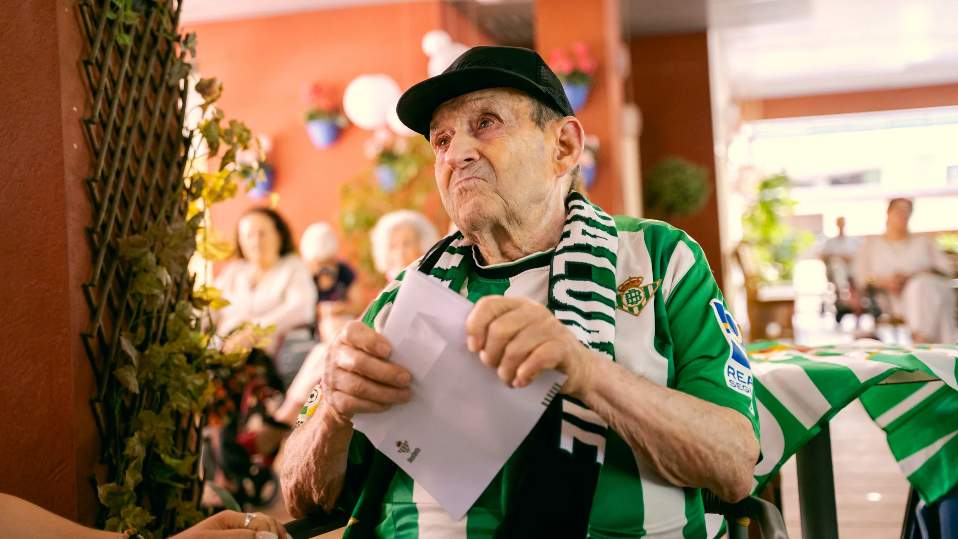 ‘De Béticos a abuelos’ sigue uniendo generaciones con una segunda entrega de cartas