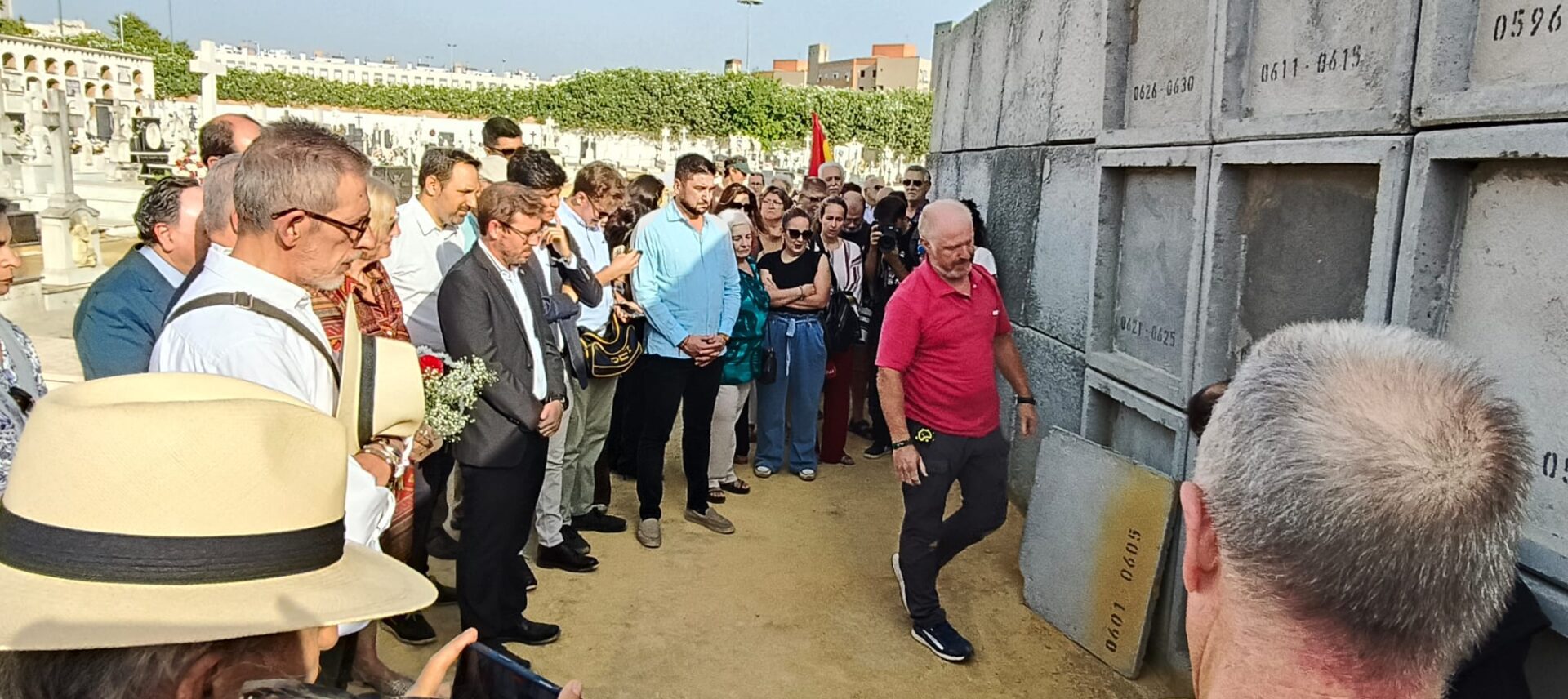 La Diputación presenta sus respetos a la familia de José León Trejo, primera víctima identificada en Pico Reja, en el acto de entrega de sus restos