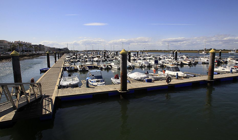 La Junta invertirá cerca de dos millones en renovar la barrera antioleaje del puerto de Punta Umbría