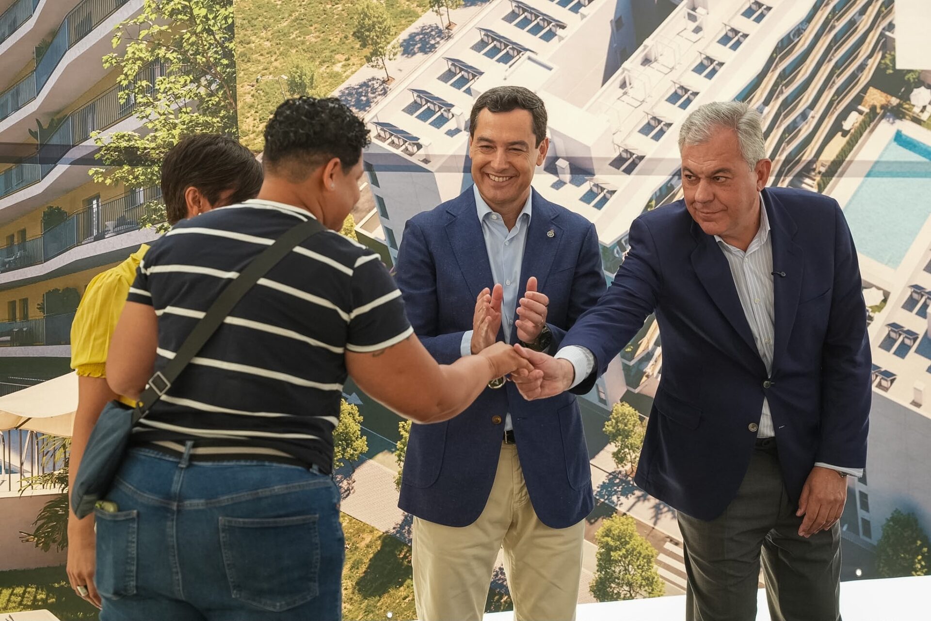 El alcalde Sanz entrega 137 viviendas en Palmas Altas (Residencial Puerta Jerez) , donde el Ayuntamiento de Sevilla ha invertido 15,7 millones de euros