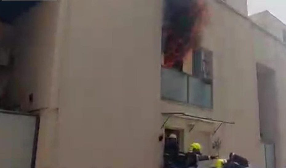 La Unidad de Policía Adscrita interviene en el desalojo de un incendio en el barrio de Palmete