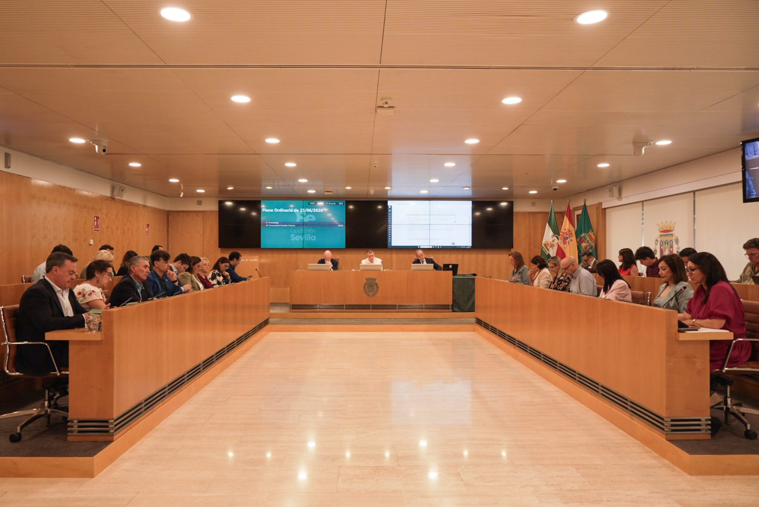 Unanimidad en el Pleno de la Diputación en aprobar 16,5 millones de euros para incorporar al mercado laboral a personas desempleadas de larga duración y financiar vivienda protegida en Los Palacios y Villafranca