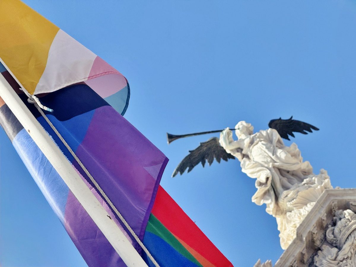 La US iza la bandera LGTBIQA+ para conmemorar el Día Internacional del Orgullo