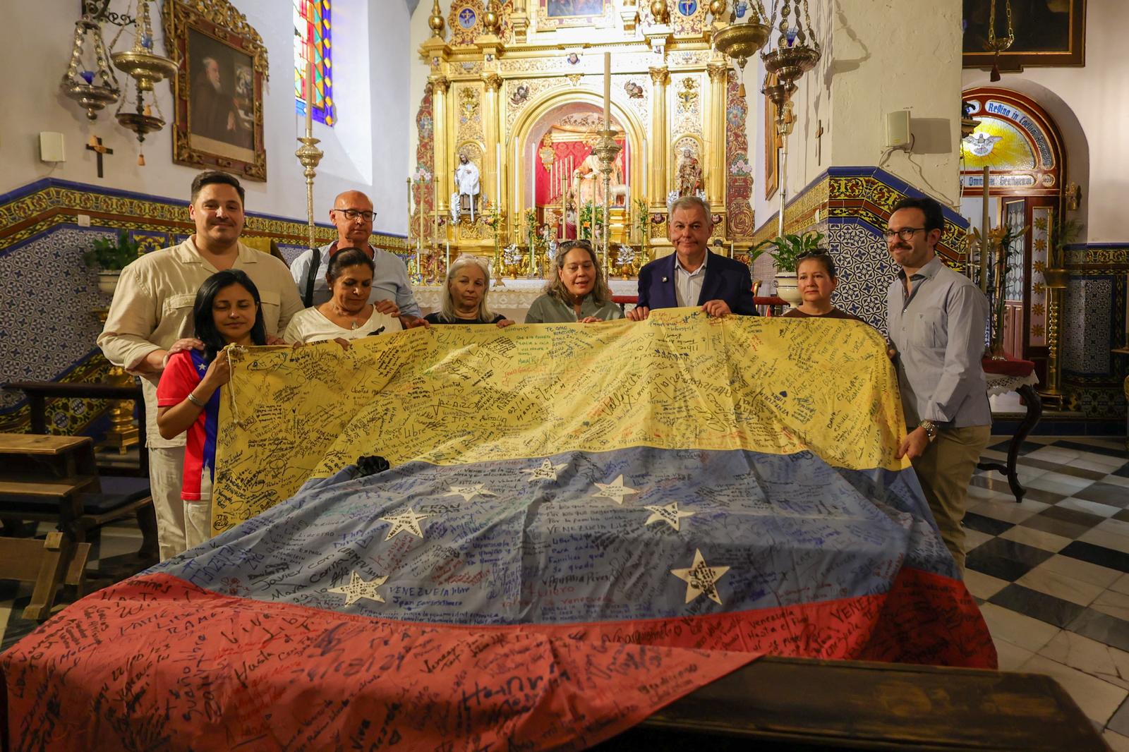 José Luis Sanz destaca la solidaridad de Sevilla con Venezuela durante su visita a la capilla de la Pastora de Santa Marina, punto de recogida de enseres y alimentos, y anima a todos los sevillanos a participar en esta campaña