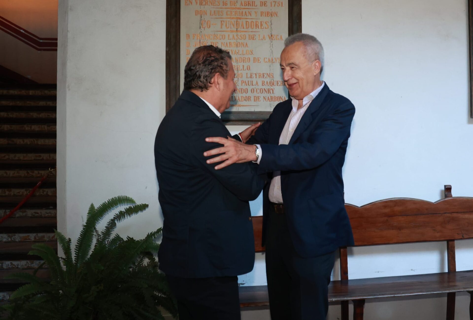 El presidente de la Diputación respalda la labor cultural y humanística de la Real Academia Sevillana de Buenas Letras