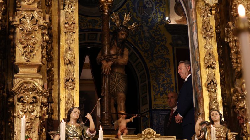 El Cristo de la Misericordia de Arahal es reconocido como Protector de la Corporación Municipal y recibe el bastón de mando del alcalde