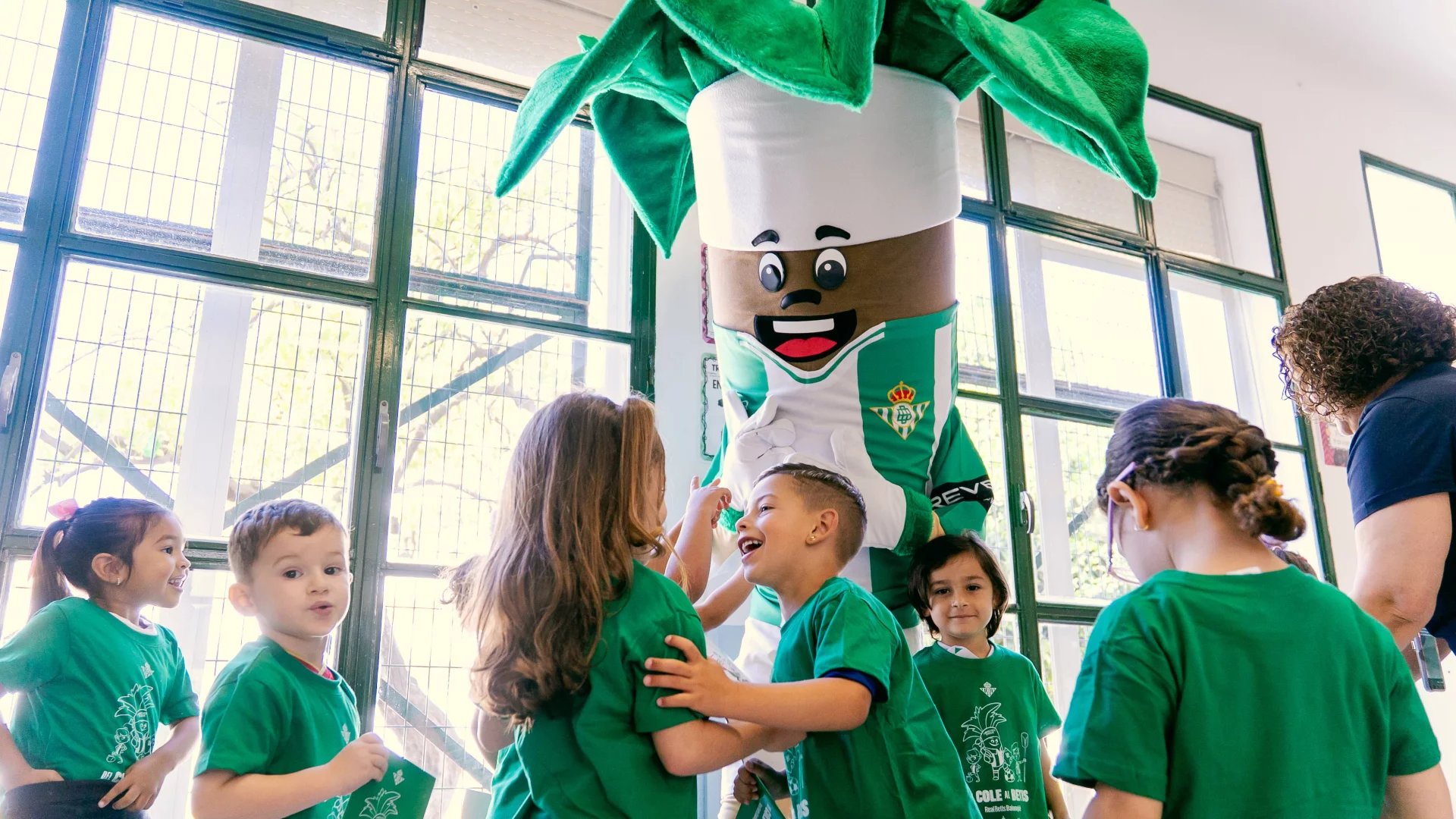 Diez colegios y casi 3.000 alumnos participan en una nueva temporada de ´Del Cole al Betis`