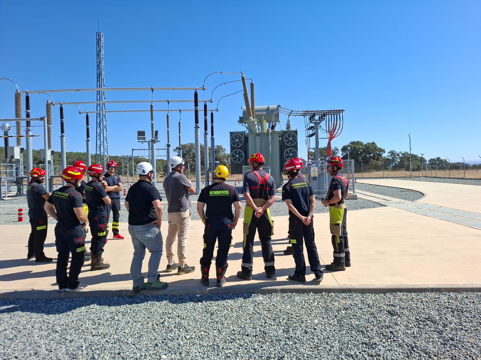 El Consorcio de Bomberos refuerza su preparación ante incendios en plantas fotovoltaicas con una jornada técnica en la PFV Guillena
