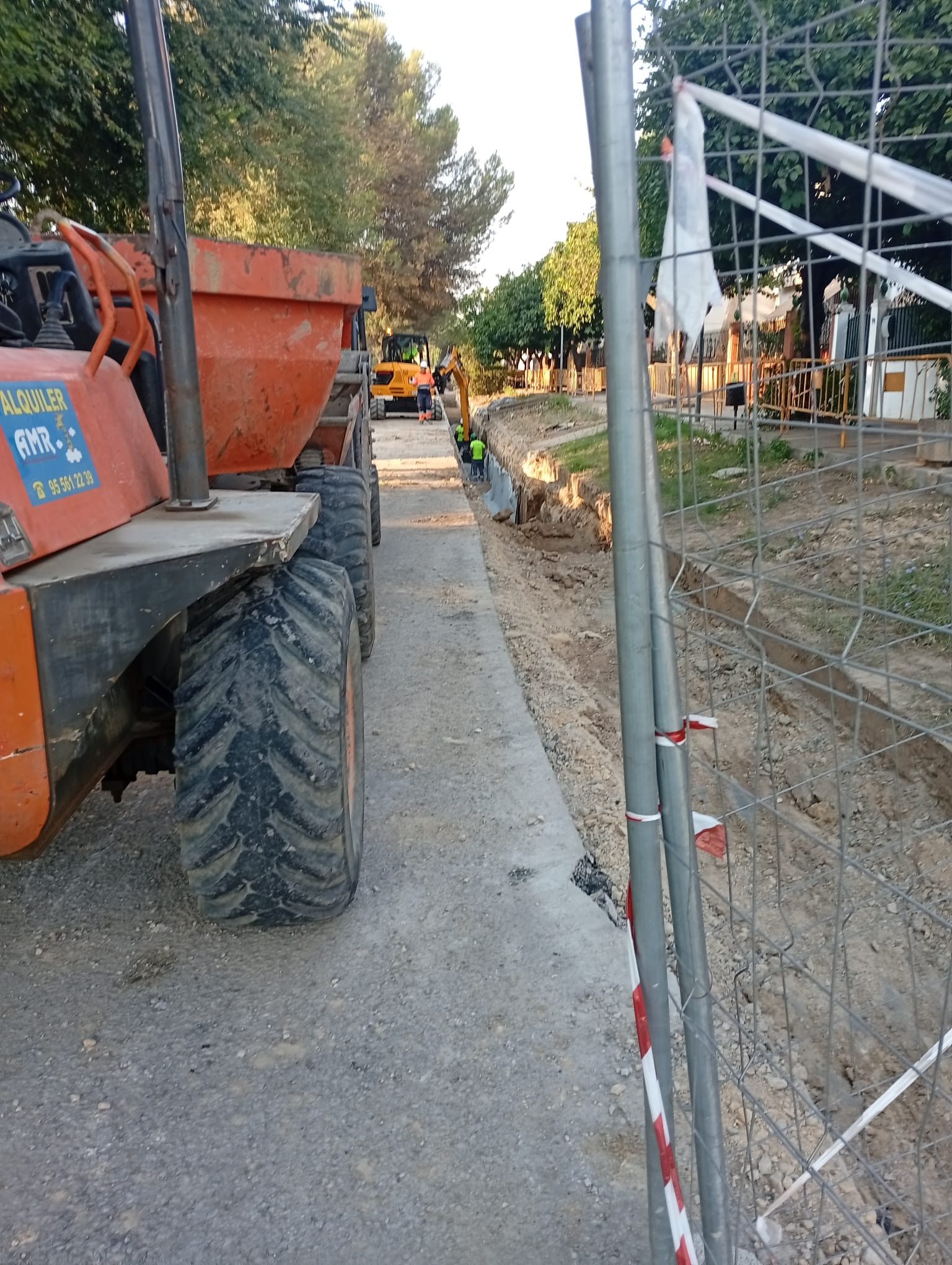 Se solicita la retirada de vehículos antes del próximo lunes para facilitar el avance de las obras de saneamiento de Aljarafesa en la barriada Andalucía