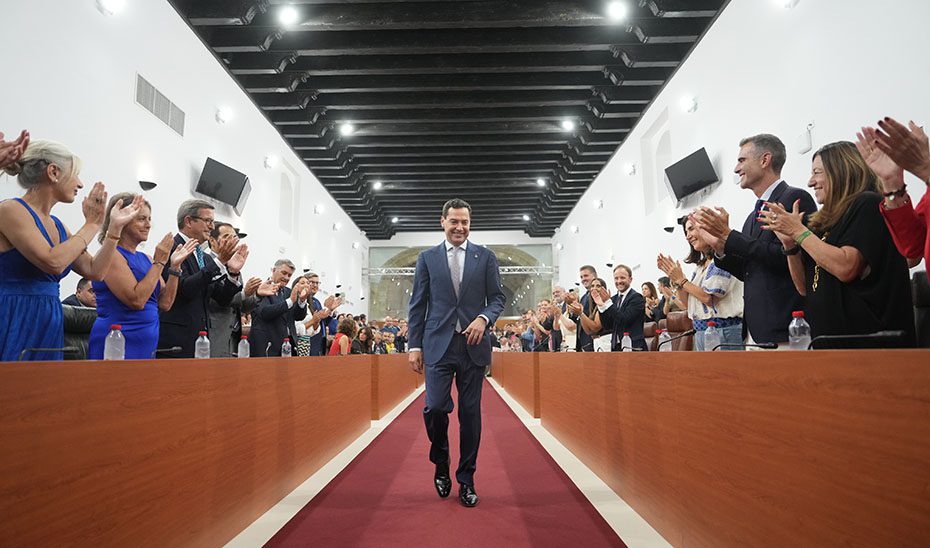 Juanma Moreno, investido presidente de la Junta por tercera vez: «Andalucía no tiene tiempo que perder»