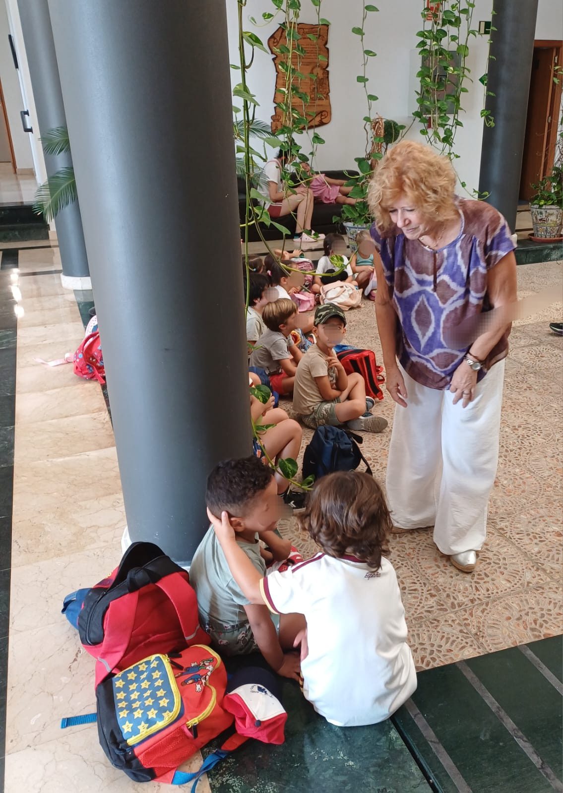 La Escuela Municipal de Verano de Gelves acerca el Ayuntamiento a los niños y niñas participantes en una nueva jornada de actividades