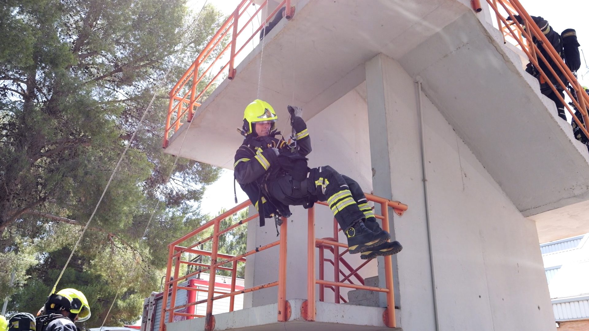 Los Bomberos del Ayuntamiento de Sevilla se forman para poner en uso el nuevo material de rescate en altura