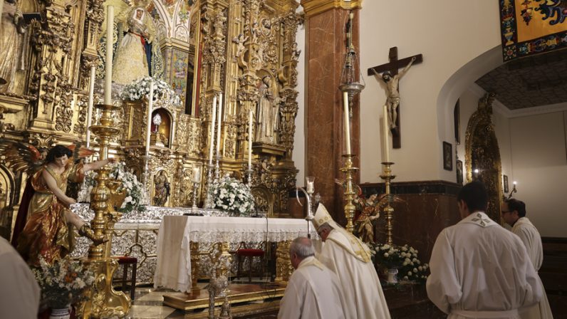 Monseñor Saiz insiste en la “fuerza evangelizadora” de la piedad popular ante el nuevo camarín de la Esperanza de Triana